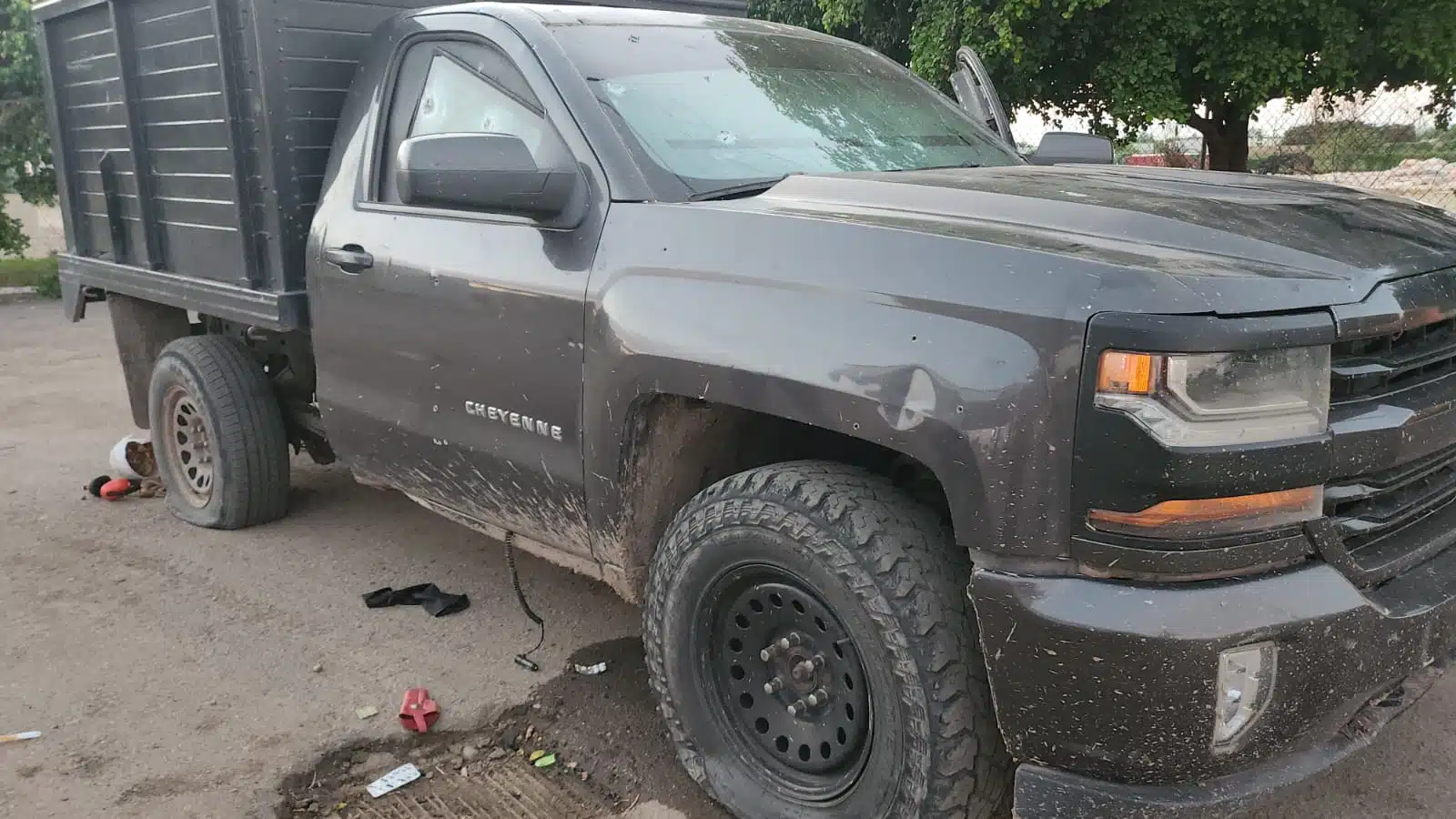 La unidad quedó ponchada al interior de una gasolinera junto a la carretera Culiacán-Eldorado, a unos metros de la carretera La 20.