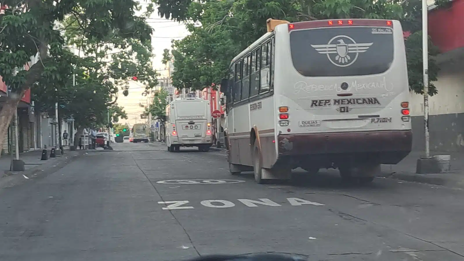 Aunque las autoridades descartaron balaceras, varios operadores de transporte público decidieron tomar precaución, saliéndose de sus trayectorias regulares para evitar posibles riesgos