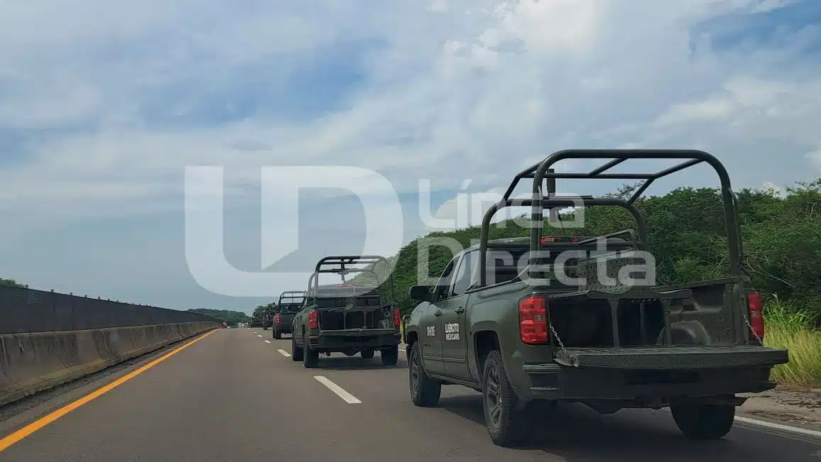 A la ciudad arribaron 28 vehículos del Ejército Mexicano y estuvieron realizando labores de reconocimientos, luego partieron en convoy a la ciudad de Culiacán por la autopista