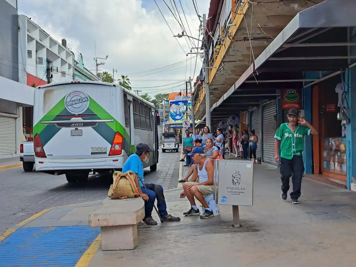 El titular de la Alianza de Camiones Urbanos asegura que el servicio de camiones urbanos trabajando con normalidad en la ciudad, pero con precaución