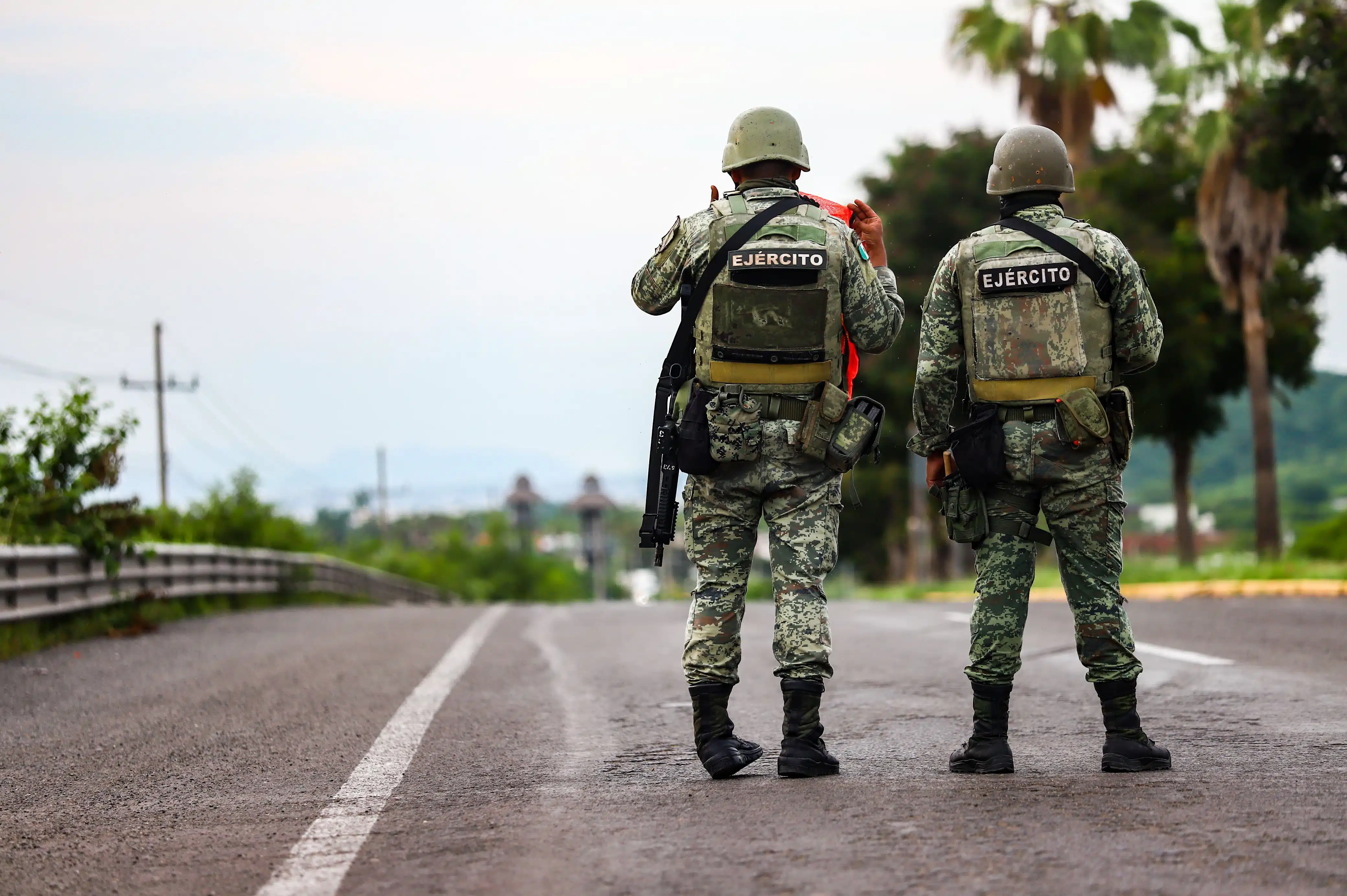 La Secretaría de Seguridad Pública del Estado también informó del aseguramiento de 3 vehículos, uno de ellos blindado, en Eldorado, y descartó el rumor de personas armadas sobre la carretera a Sanalona.