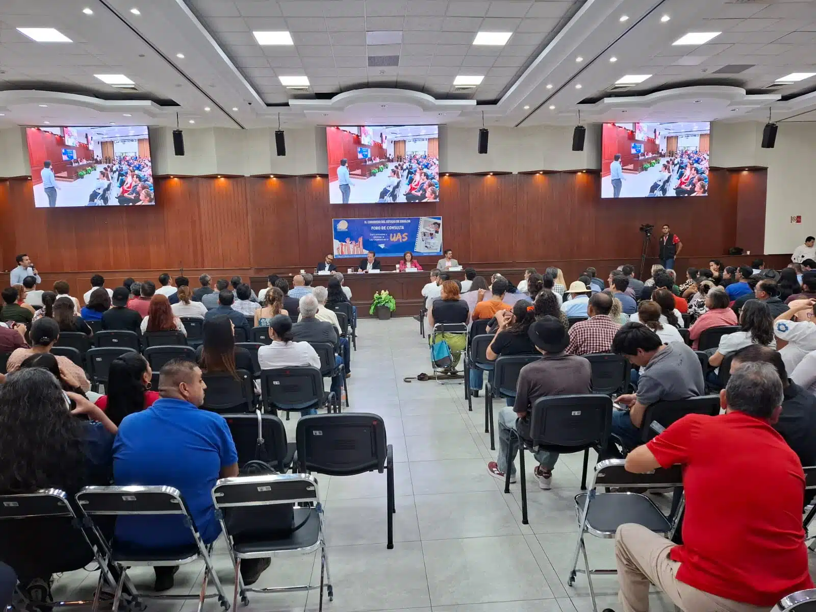 El foro de consulta tuvo una duración de más de dos horas donde alumnos, maestros y trabajadores administrativos manifestaron su opinión sobre la reforma a la Ley Orgánica de la UAS