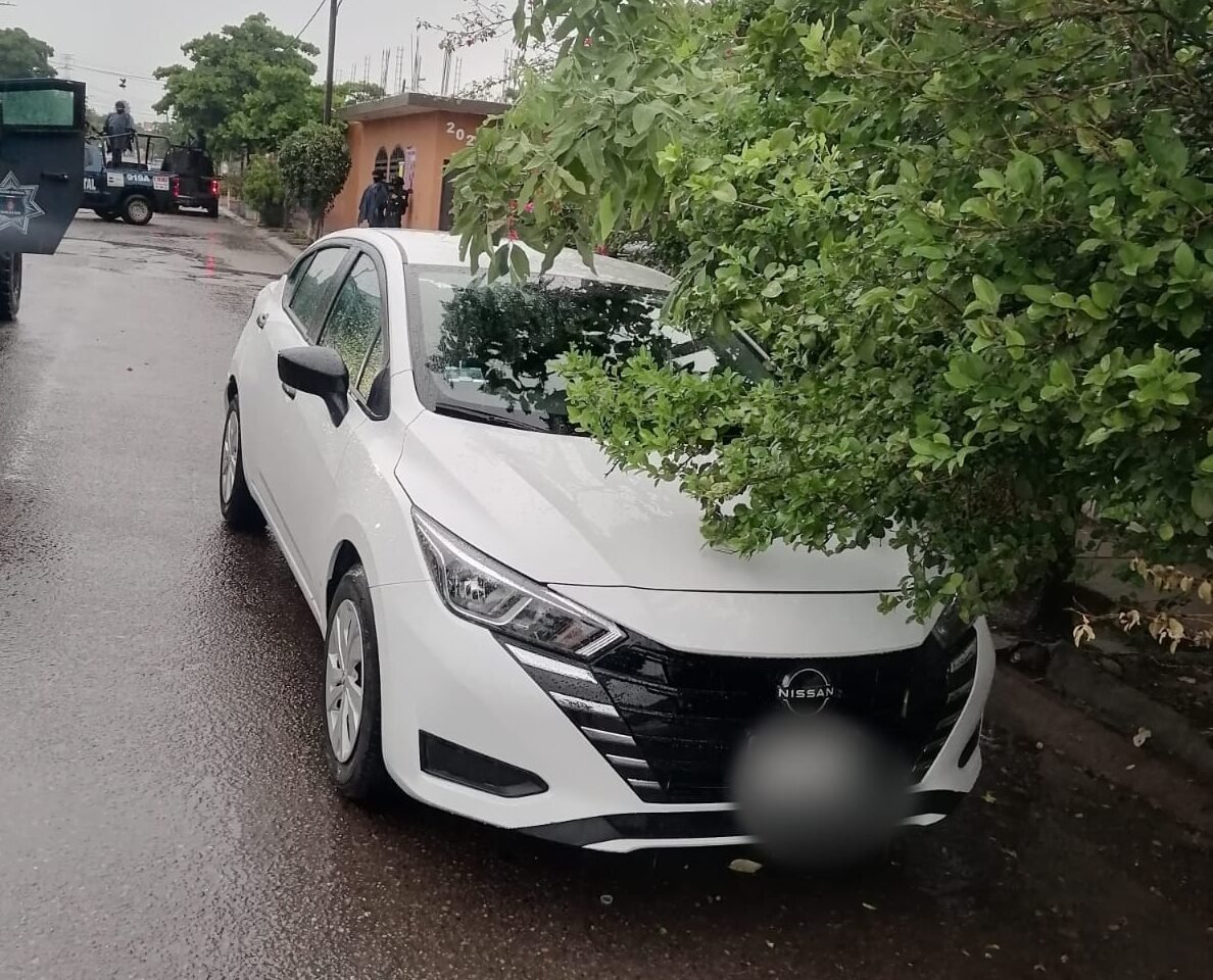 Auto que fue despojado en Culiacán agentes de la Policía Estatal Preventiva lo localizan abandonado