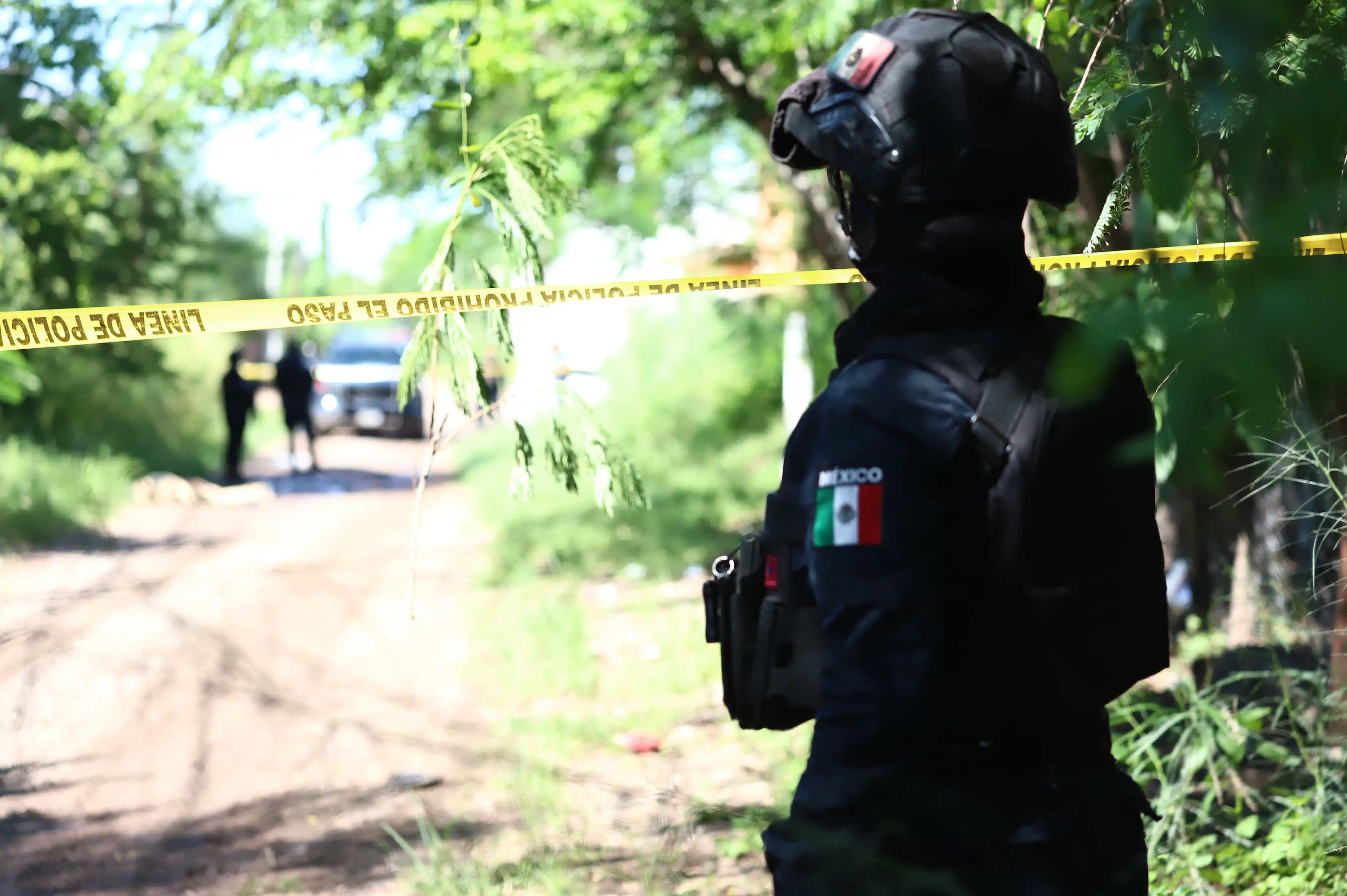 Policía en escena del crimen en Sinaloa