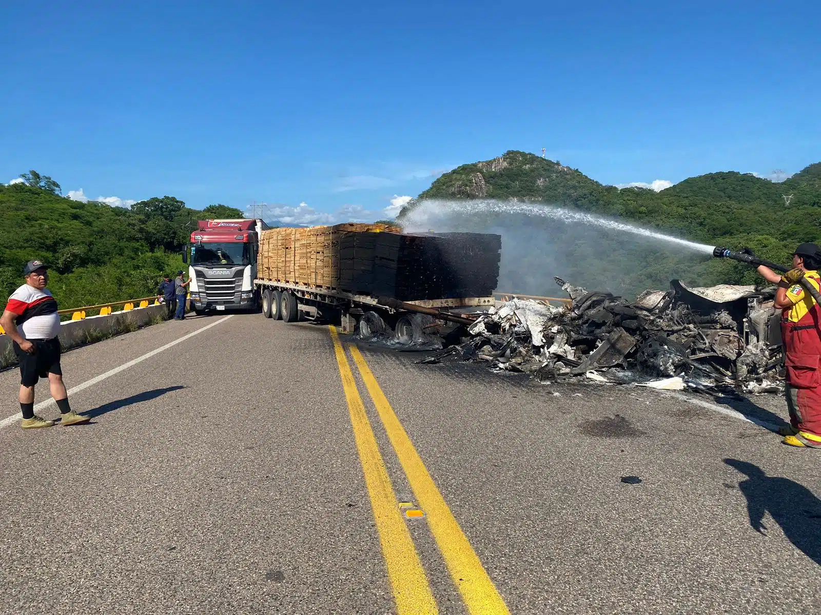 Se habilitó un carril de rodamiento en los dos lugares donde quedaron cuatro tráileres incendiados y que bloqueaban el camino