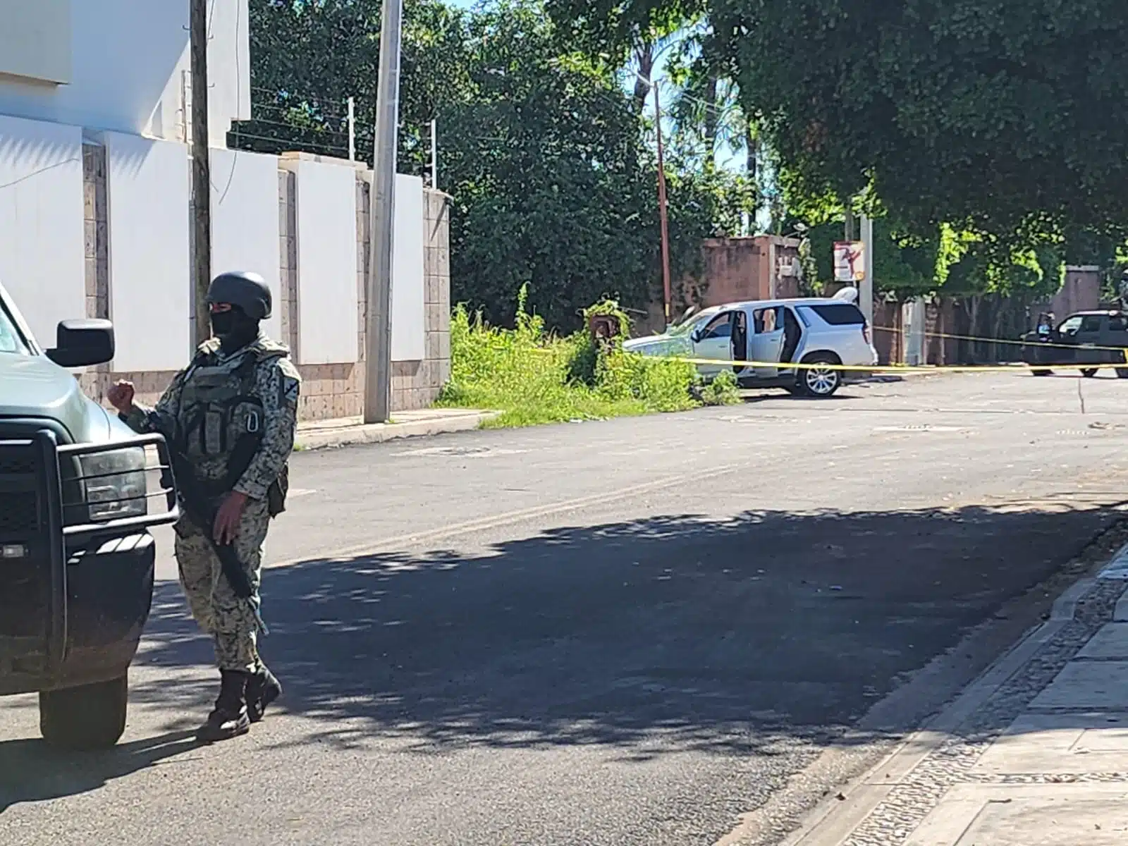 Militares aseguran una camioneta de lujo tras enfrentamiento en La Campiña, Culiacán