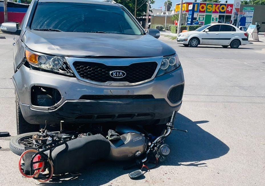 Los cuatro lesionados, integrantes de una familia, terminaron en el hospital debido a este percance donde se vio involucrada una camioneta Kia de color gris.