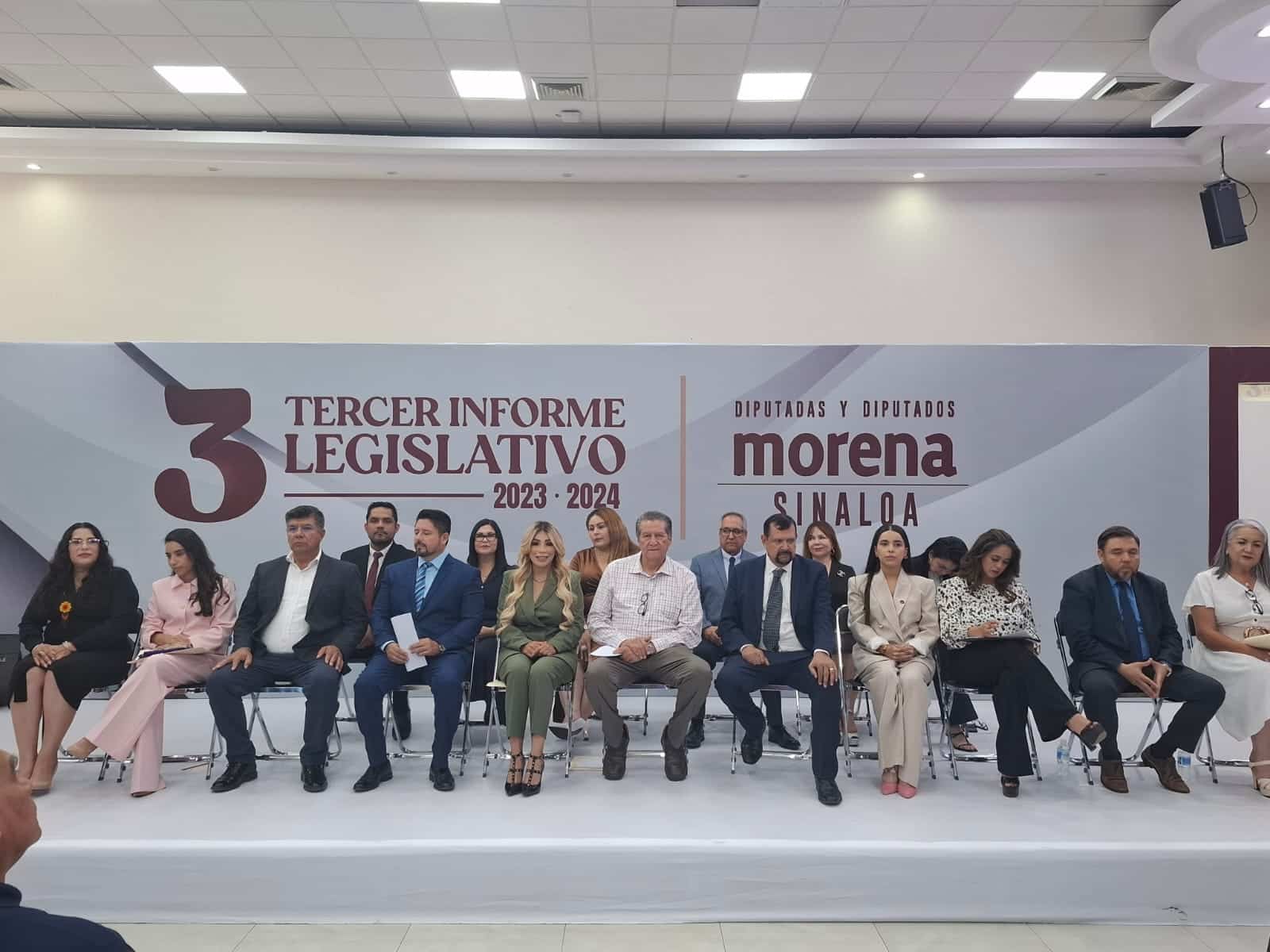 La ceremonia del tercer informe tuvo lugar en el salón Constituyentes de 1917, del Congreso del Estado de Sinaloa, el cual se llenó de varias decenas de invitadas e invitados