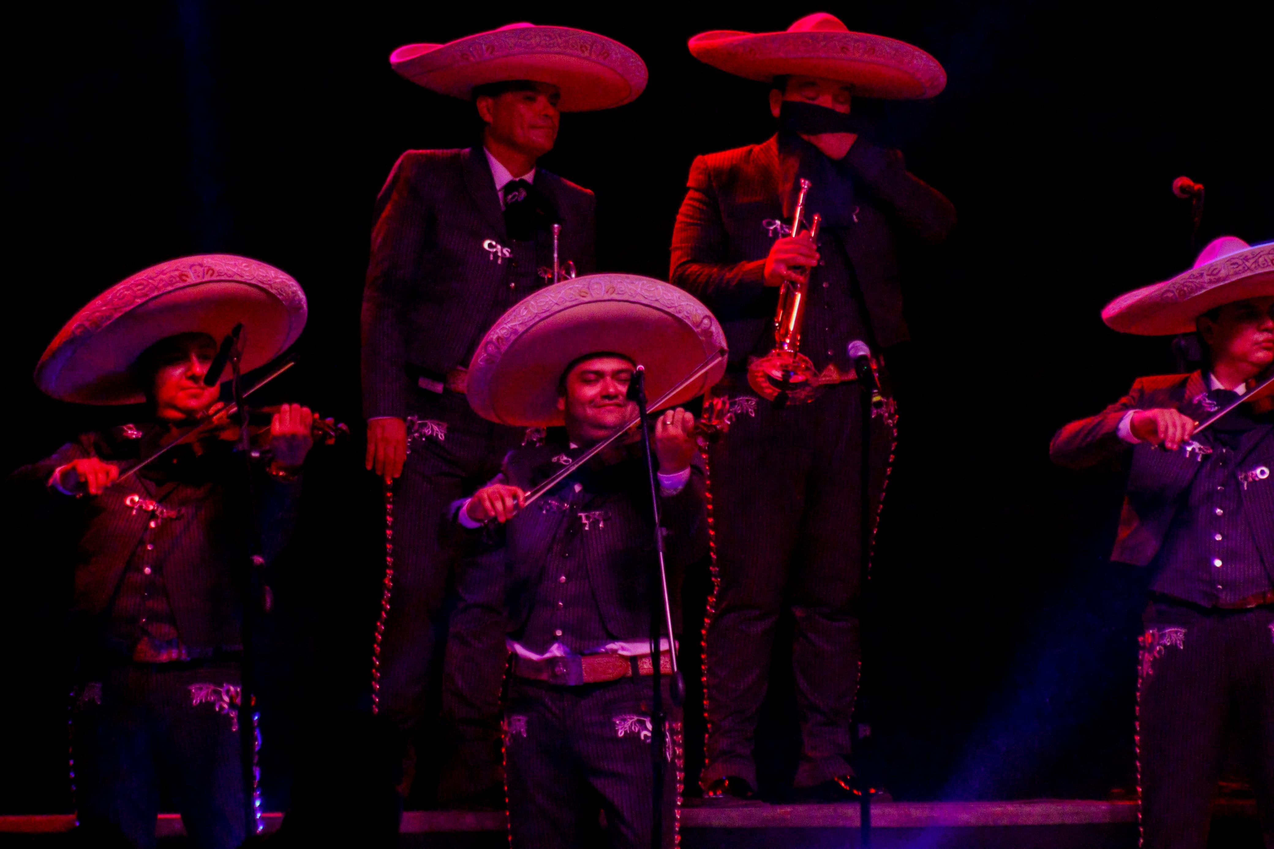 Mariachi Castro en el escenario entonando las piezas musicales para los asistentes. Imágenes. Emmanuel Casas.