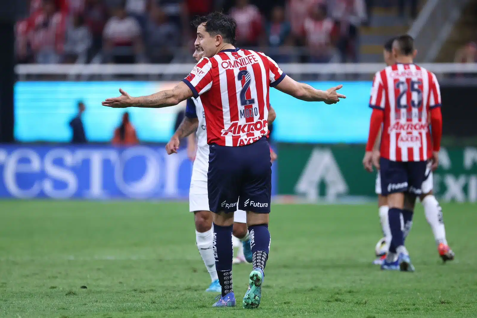 Jesús “Tecatito” Corona le arruina la noche a Chivas; lo empata 1-1 en los últimos minutos