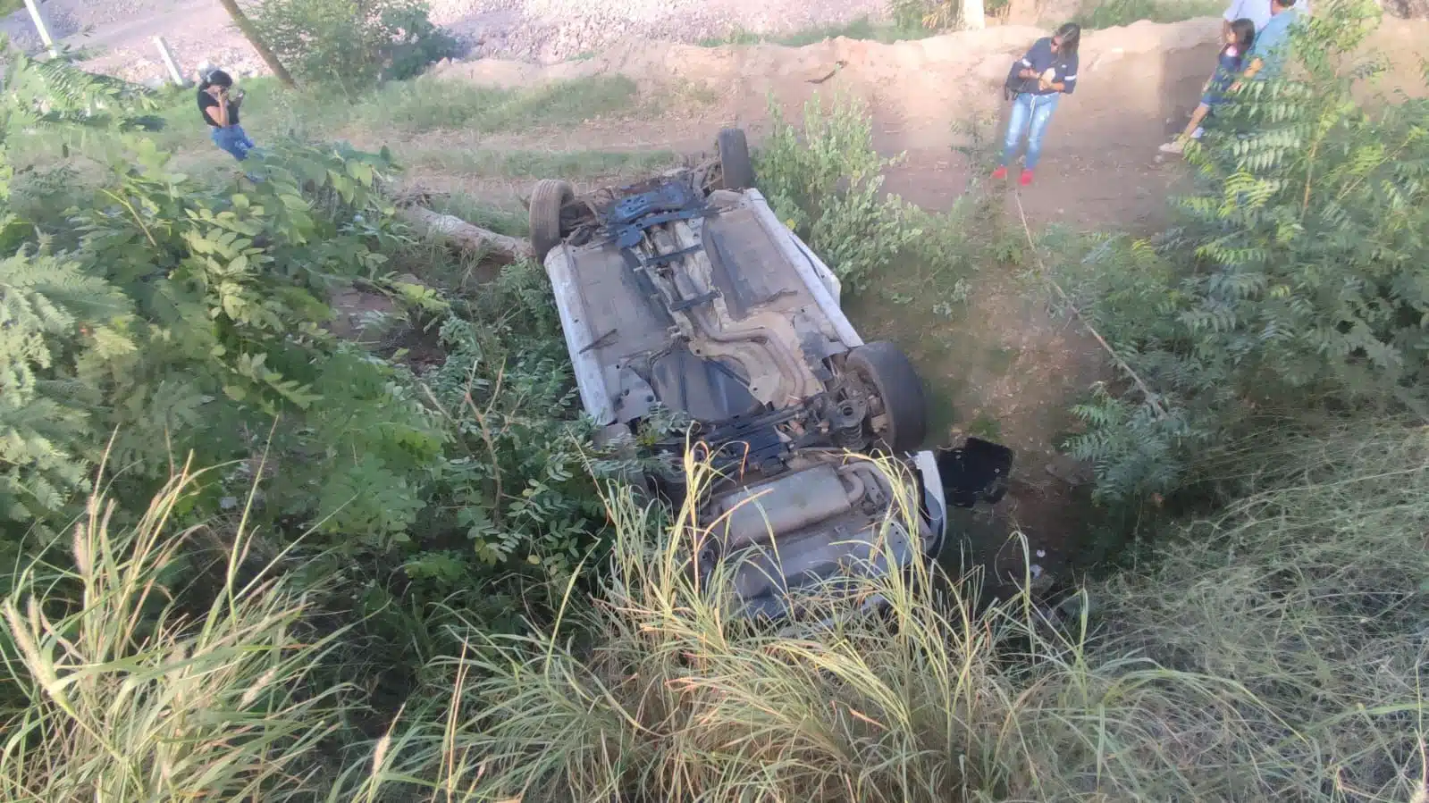 Volcadura Accidente tipo volcadura en San Miguel Zapotitlán, Ahome.