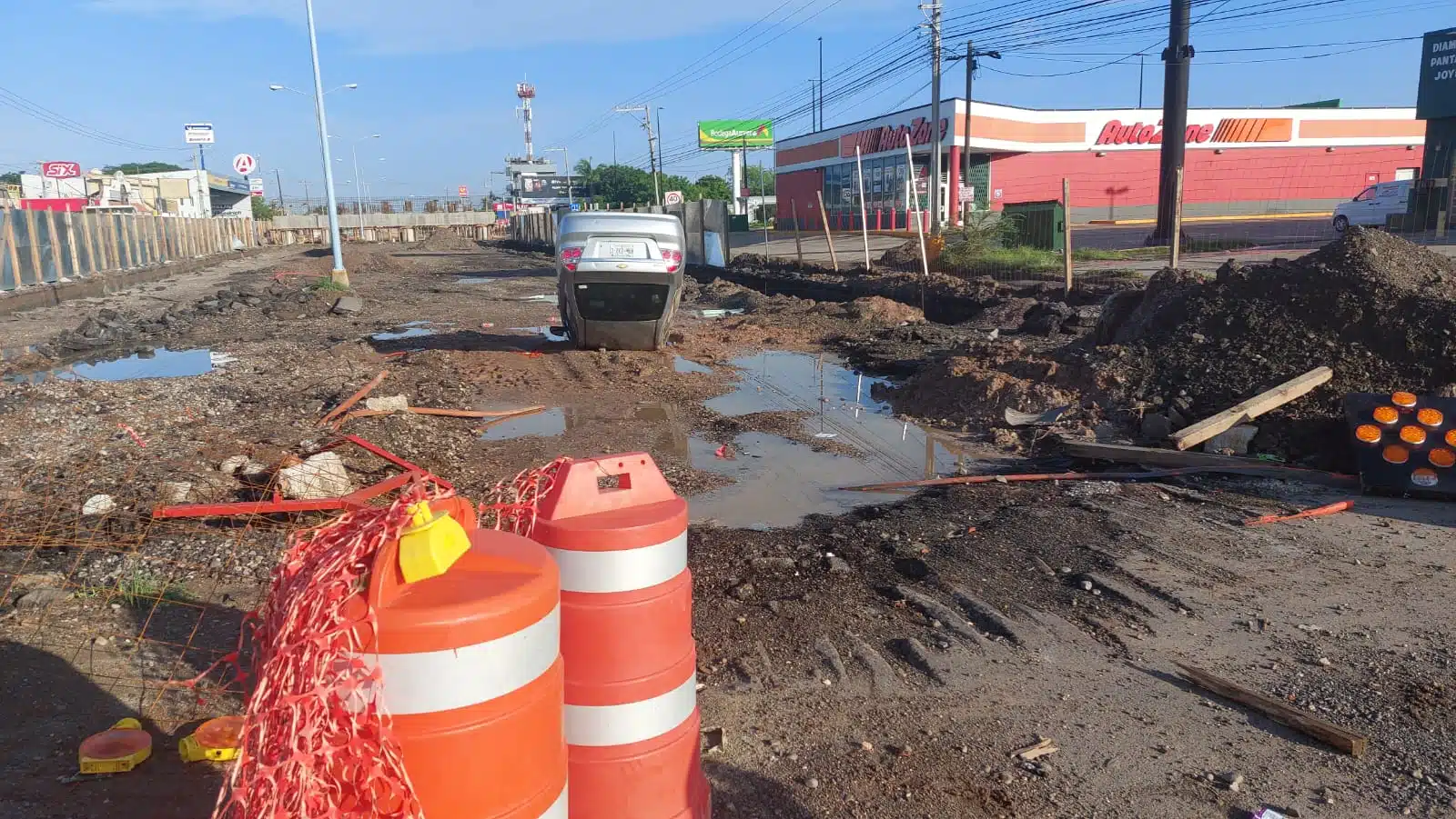 Conductor vuelca en obra en construcción del Libramiento Luis Donaldo Colosio en Mazatlán