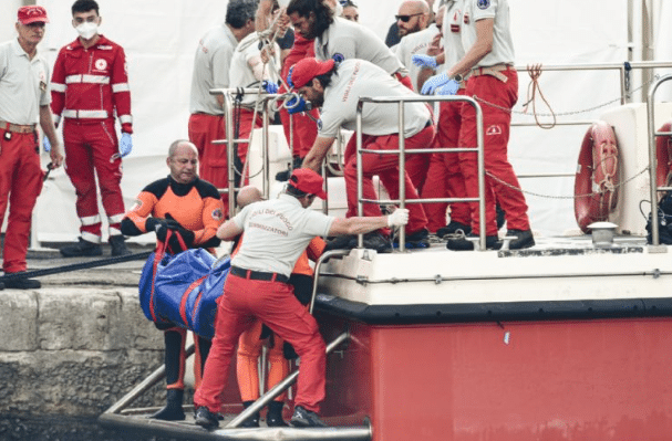 Autopsias iniciales revelan causas de muerte tras naufragio de yate en Sicilia, Italia