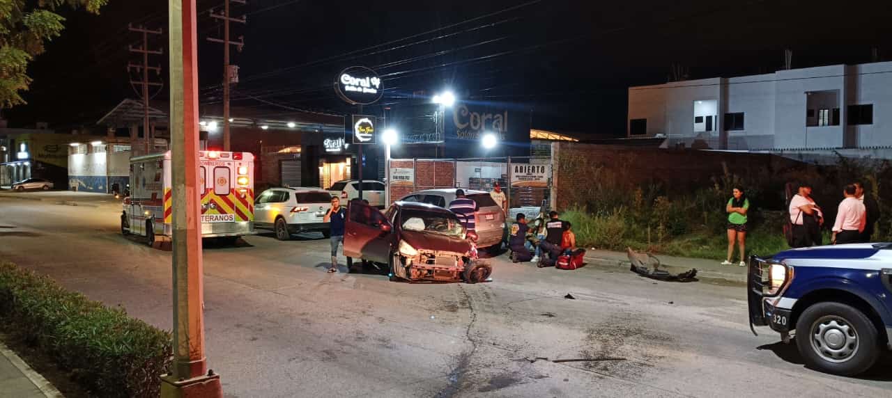 Choque en la avenida Pérez Escobosa en Mazatlán