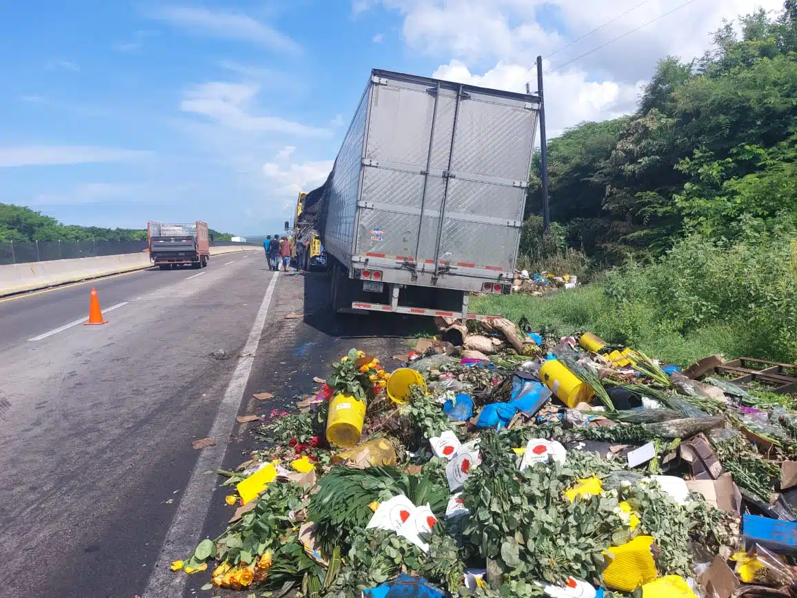 Flores tiradas en carretera tras choque