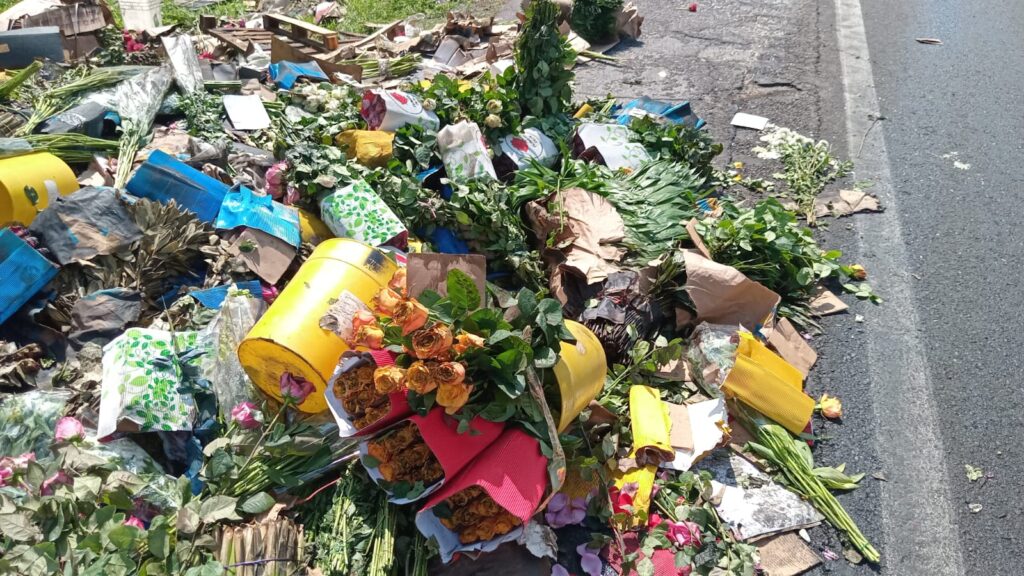 Flores tiradas en carretera tras choque