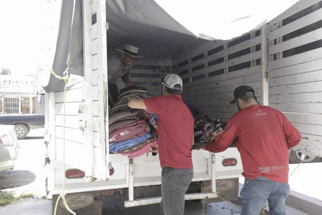 Camiones con cobijas para albergue de Guasave