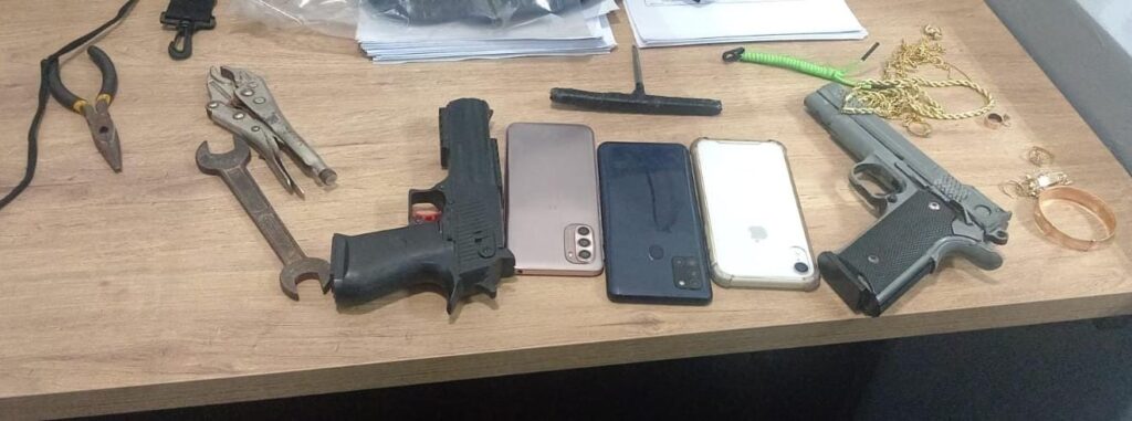 Armas de fuego, joyería y tres celulares asegurados