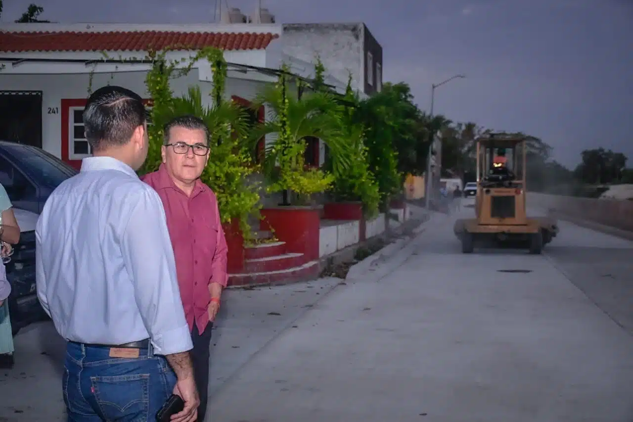 Alcalde Édgar González durante su recorrido por la avenida Framboyanes.