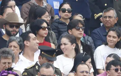 Aguilar y Christian Nodal en el palco de invitados especiales en el desfile militar de la Independencia de México