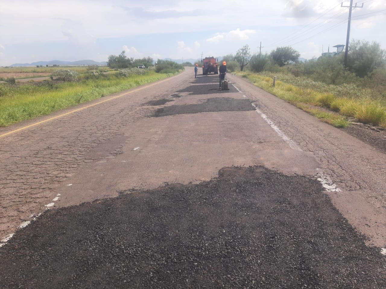 Trabajos de bacheo de la carretera internacional México 15 en El Carrizo, la cual se encuentra en mal estado