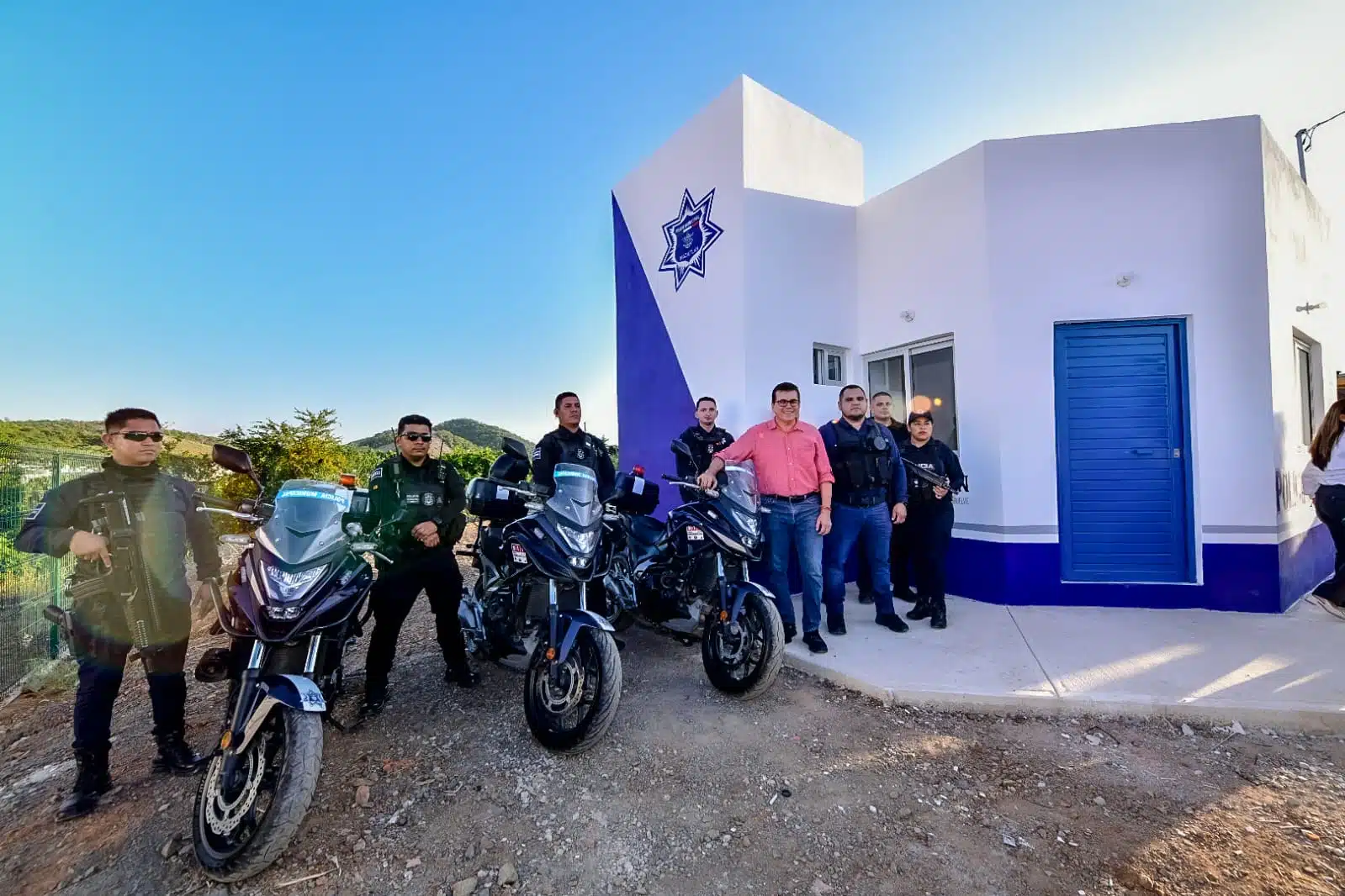 Édgar González inaugura nueva caseta de policía