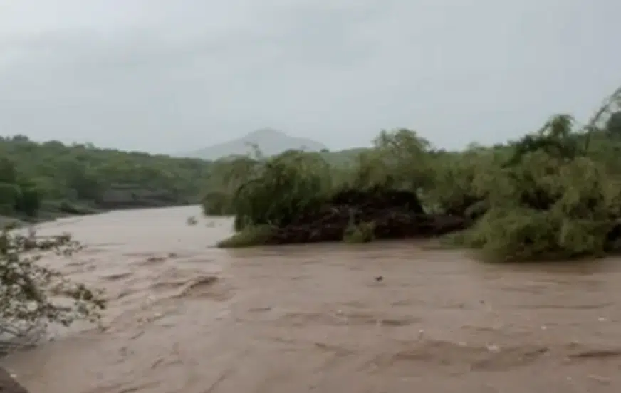 Crecida de río en municipio de Sinaloa