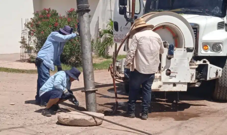 Trabajadores en obra de drenaje sanitario