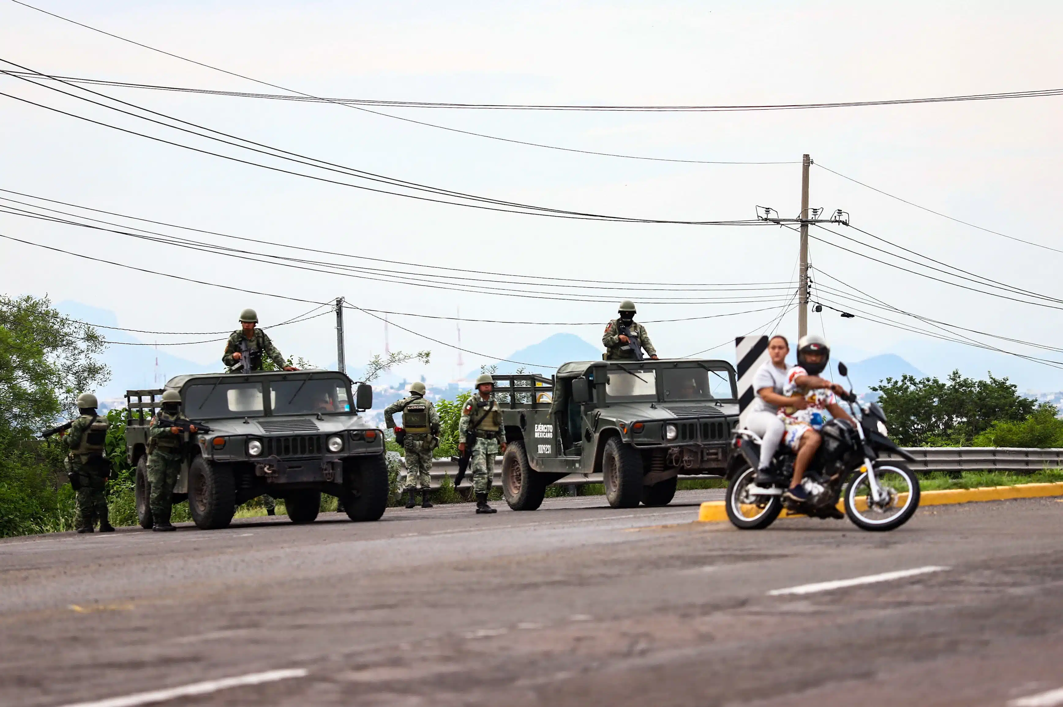 Ejército mexicano en carretera Culiacán-Mazatlán