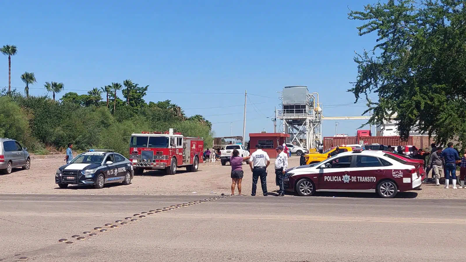 Cuerpos de emergencias en empresa camaronera