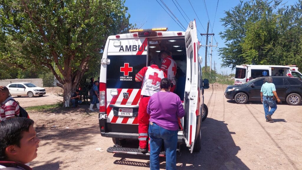 Ambulancia atiende a intoxicados por amoniaco