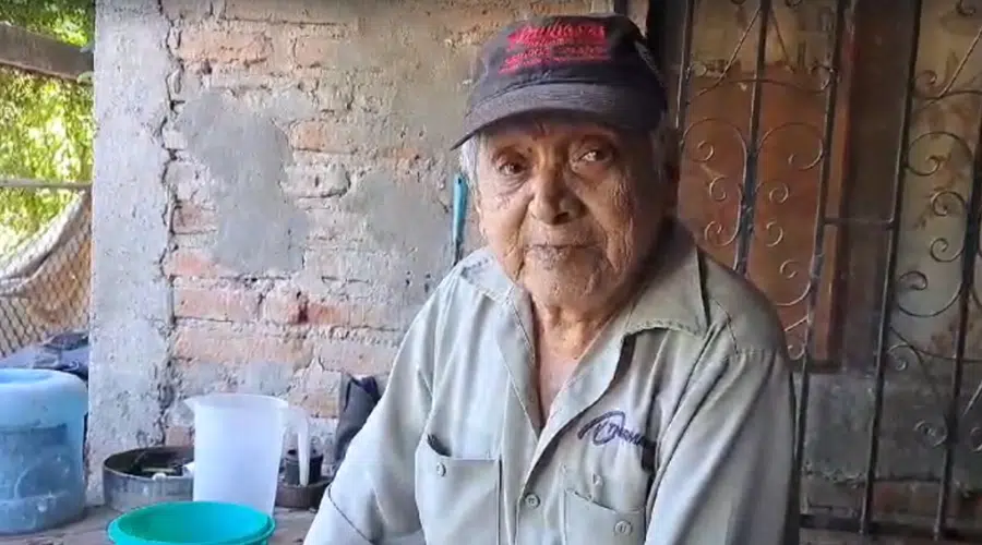 “Aquí sentadito vi cómo empezó a subir el agua”, narra mientras sus ojos se llenan de lágrimas, haciendo esfuerzos lo subieron a una segunda planta de donde no bajó hasta el martes por la mañana