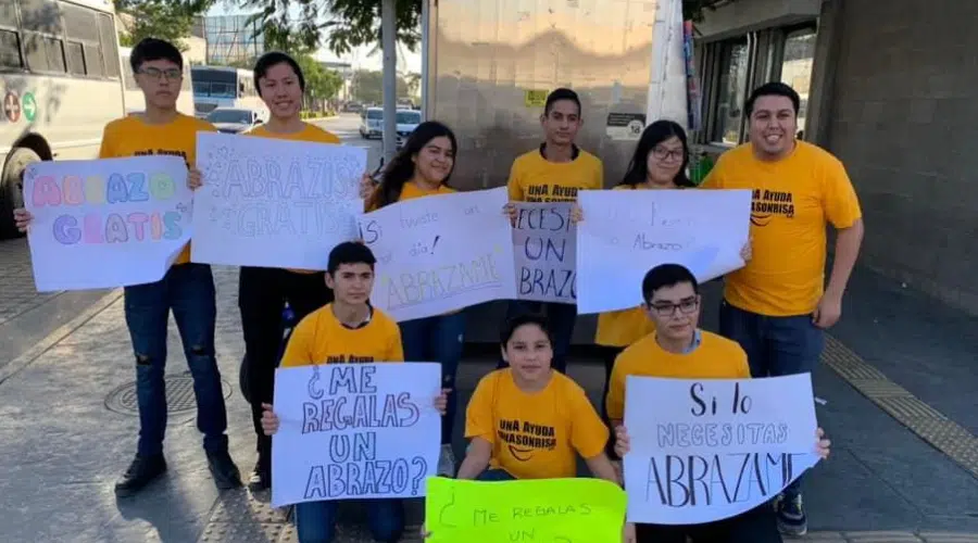 “Una ayuda una sonrisa” estará regalando abrazos en el centro de la ciudad como parte de sus acciones de prevención