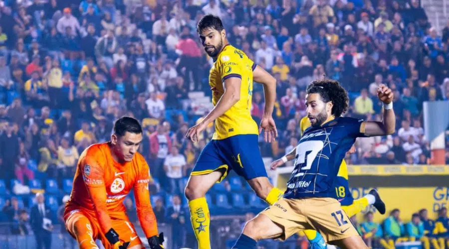 “Chino” Huerta intentando ganar un balón en el área grande del América.