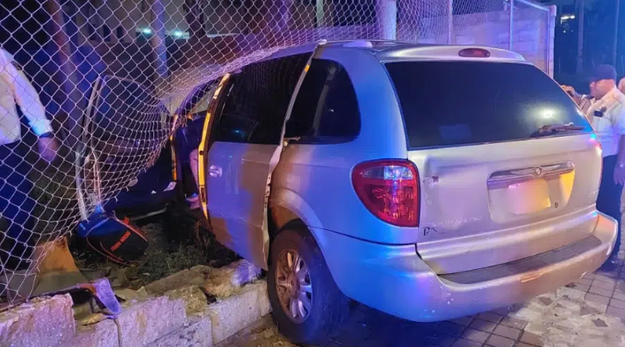 Debido al fuerte golpe, el conductor de la camioneta perdió el control, cruzó la avenida Camarón-Sábalo y terminó embancado en un campo de golf