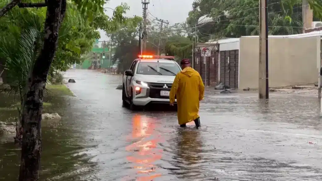 Una calle de Florida inundada por las lluvias del huracán Helene