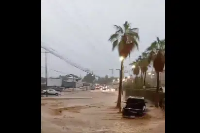 Una calle de Los Cabos es inundada por las fuertes lluvias de la tormenta Ileana