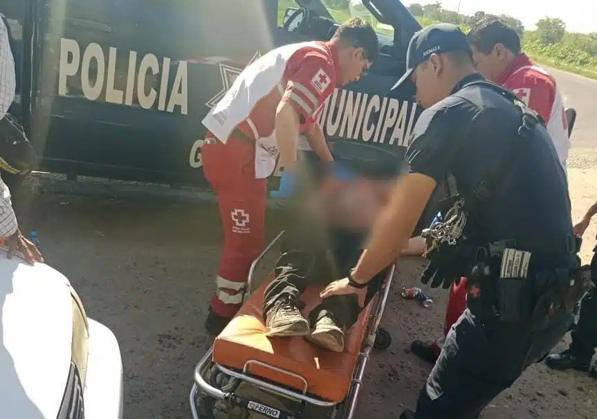 Adulto mayor recibe atención de paramédicos