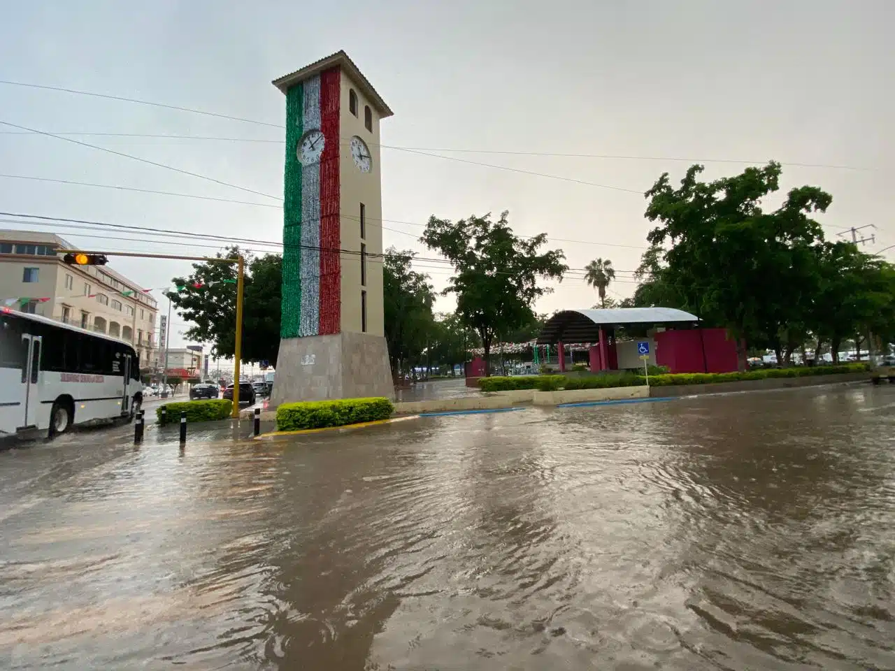 Calle inundada por lluvias en Guamúchil