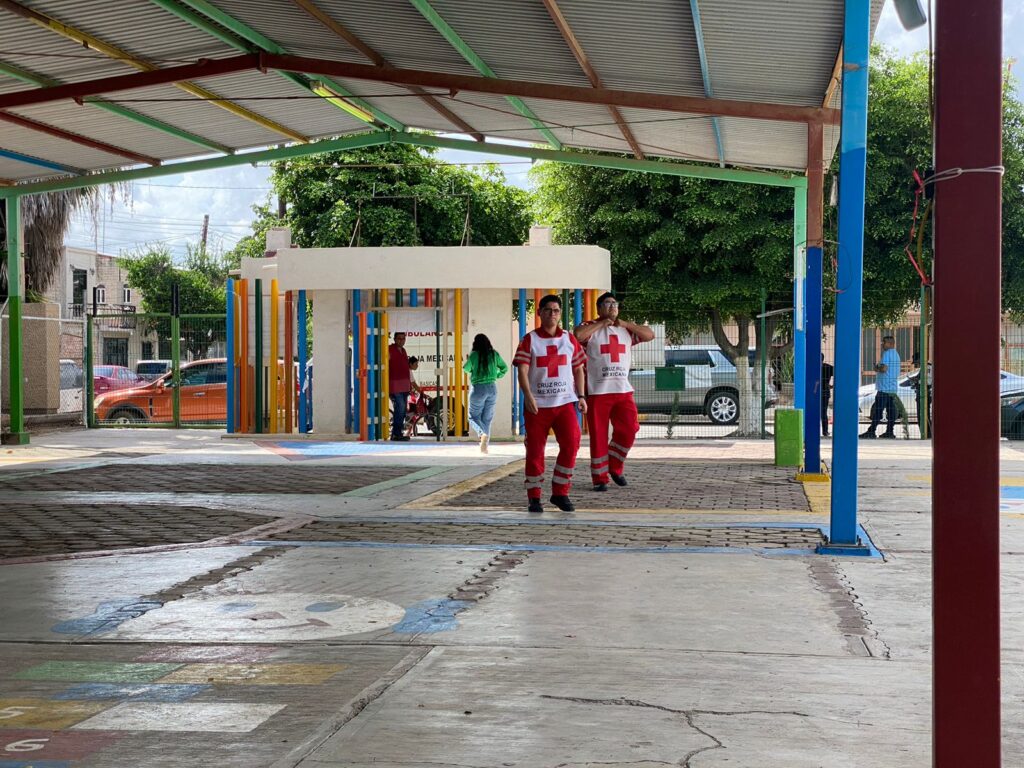 Paramédicos de la Cruz Roja en escuela primaria tras desmayo de madre de alumno