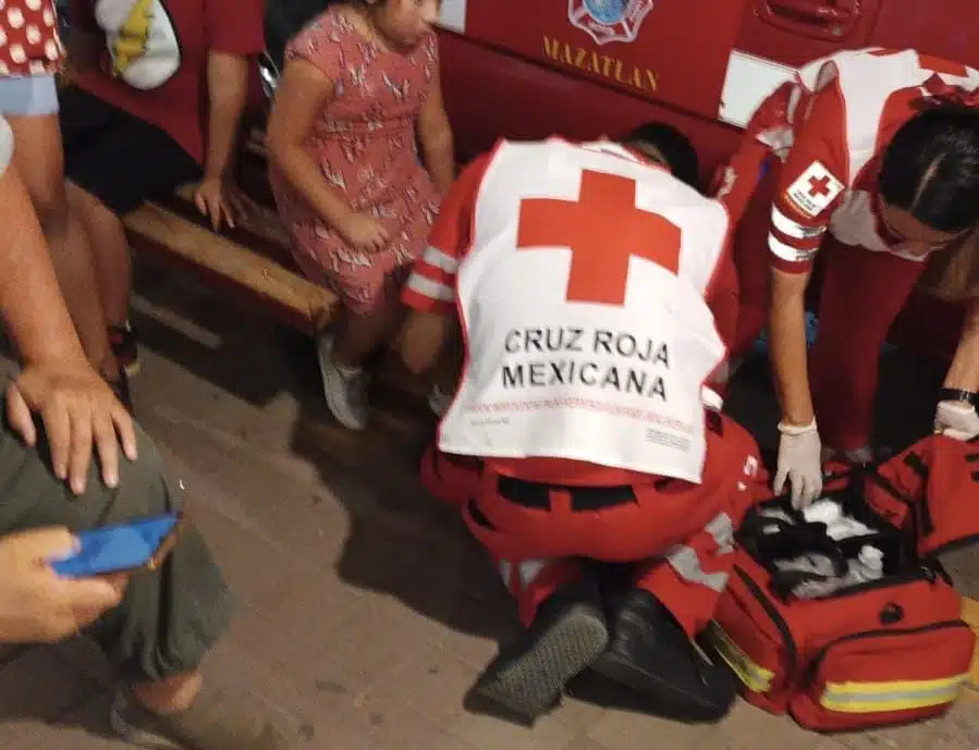 Paramédicos de Cruz Roja atendiendo a mujer