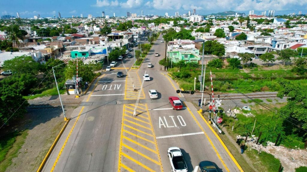 Plumas ferroviarias en una avenida de Mazatlán.