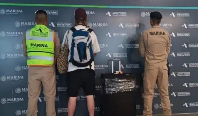 Elementos de Marina en el Aeropuerto Internacional de la Ciudad de México.