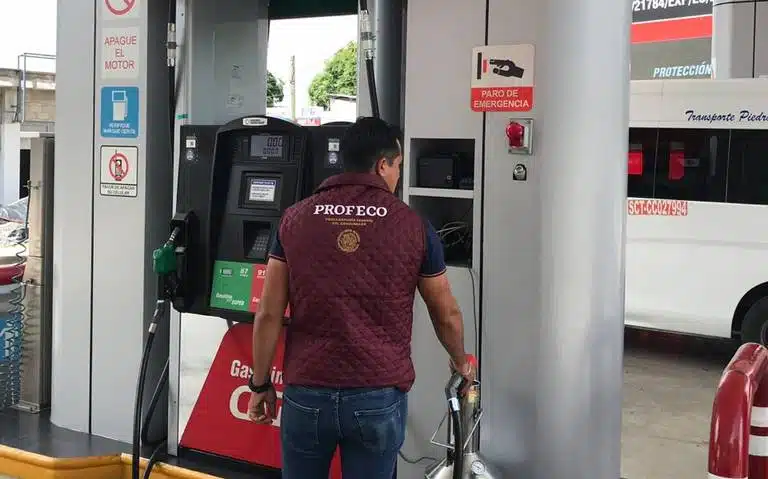 Inspector de Profeco en Gasolineras