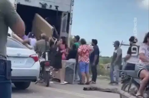 Pobladores de Quilá saquean tráiler