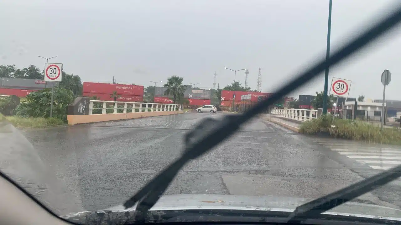 Tren de carga detenido por falla mecánica obstruye cruceros en Culiacán