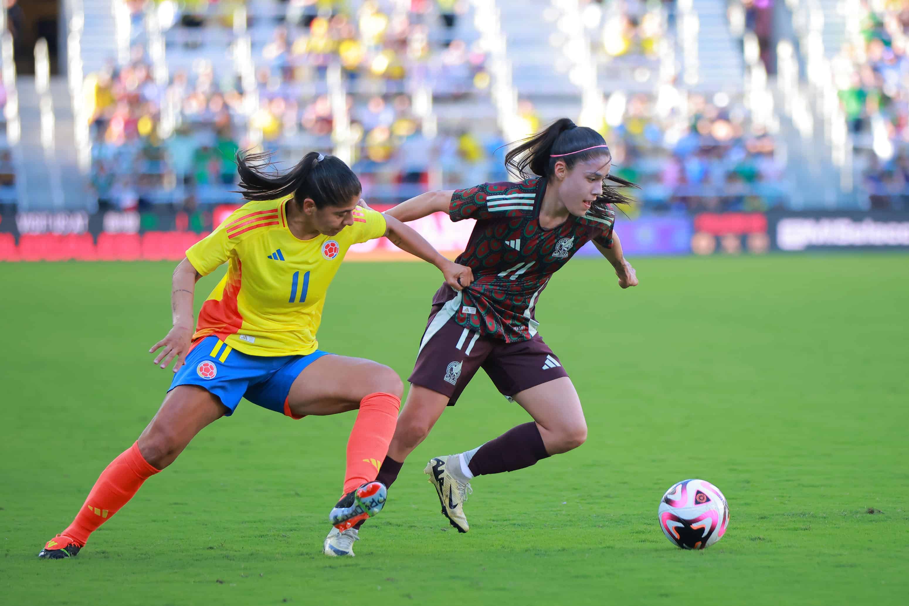Equipo de futbol femenil de México y Colombia