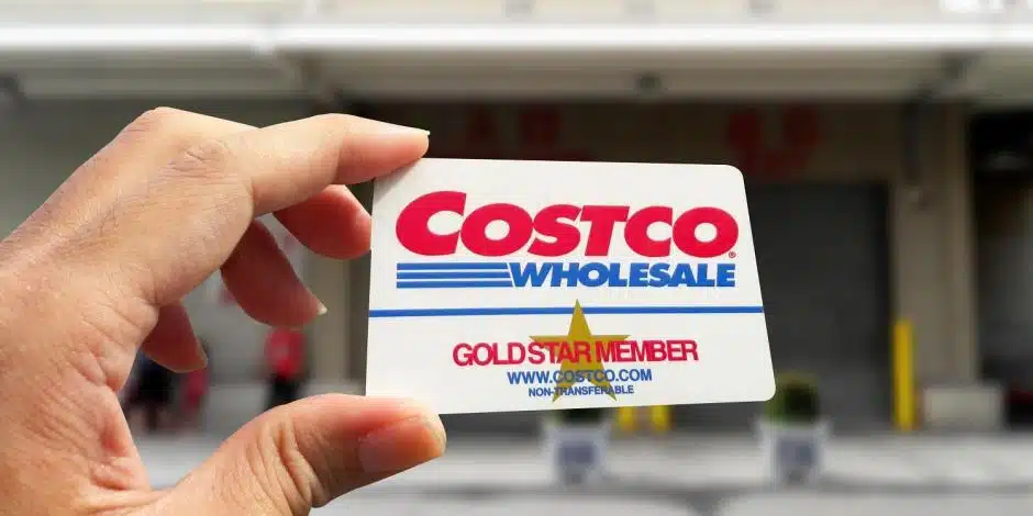 Una mano sostiene una tarjeta membresía de Costco