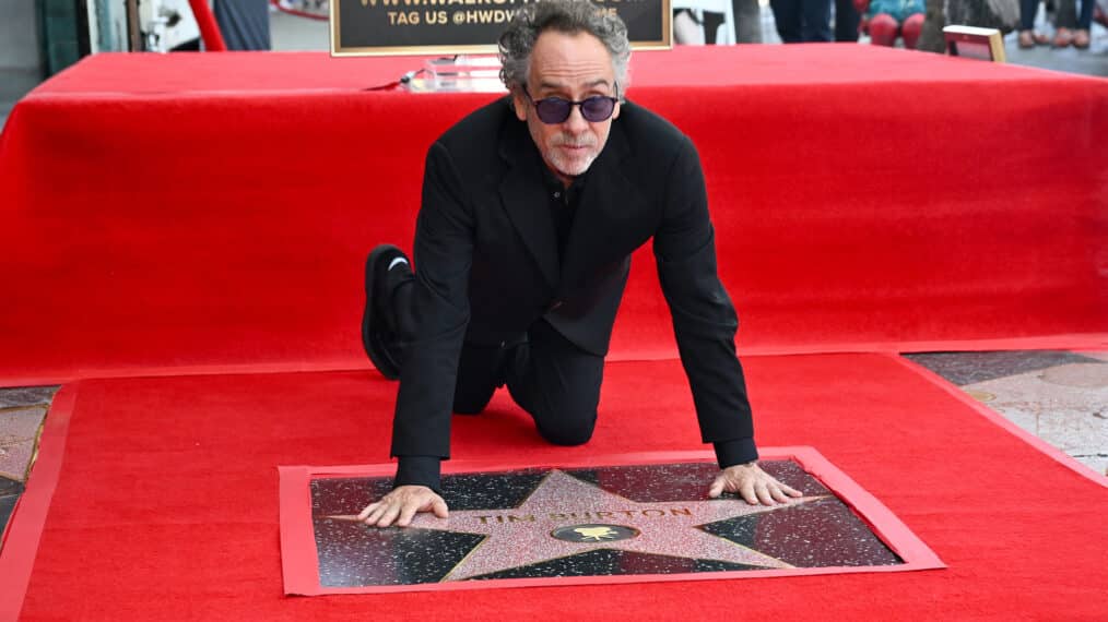 Tim Burton es homenajeado por su estrella en el Paseo de la Fama en Hollywood