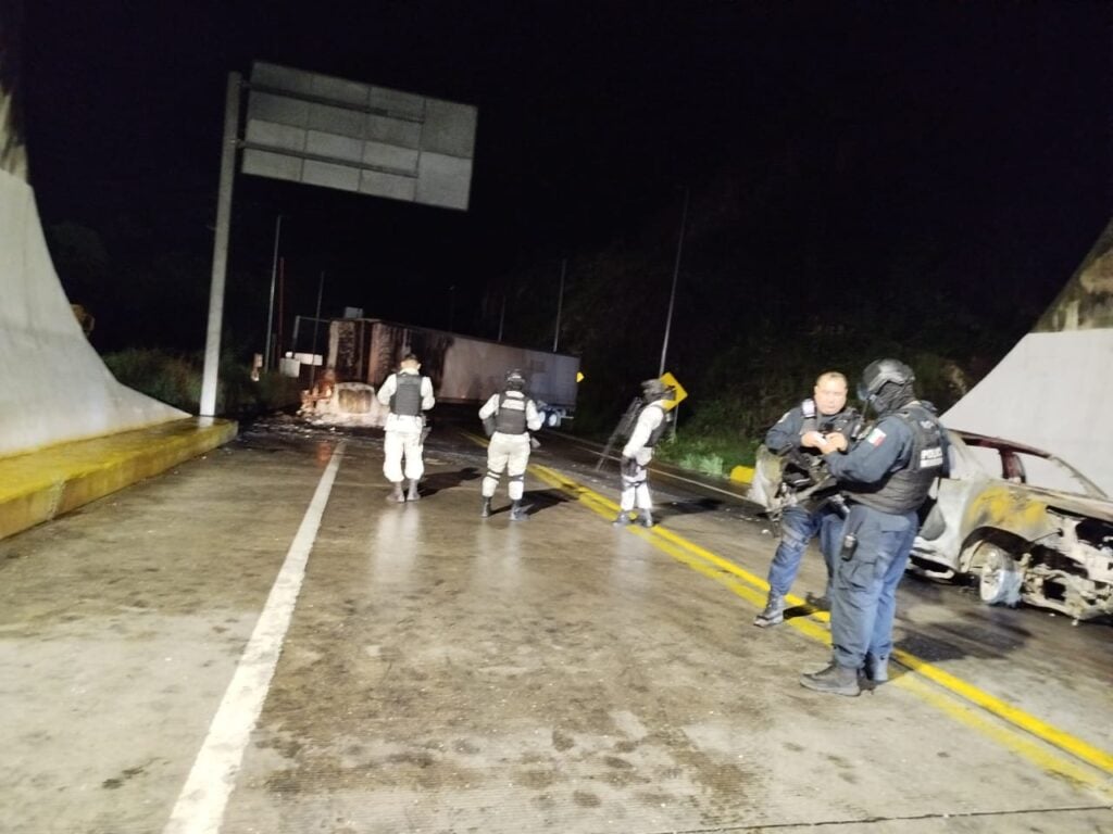 Elementos de la Guardia Nacional, Policía Estatal Preventiva y Municipal acudieron al túnel El Sinaloense tras el incidente presentado.